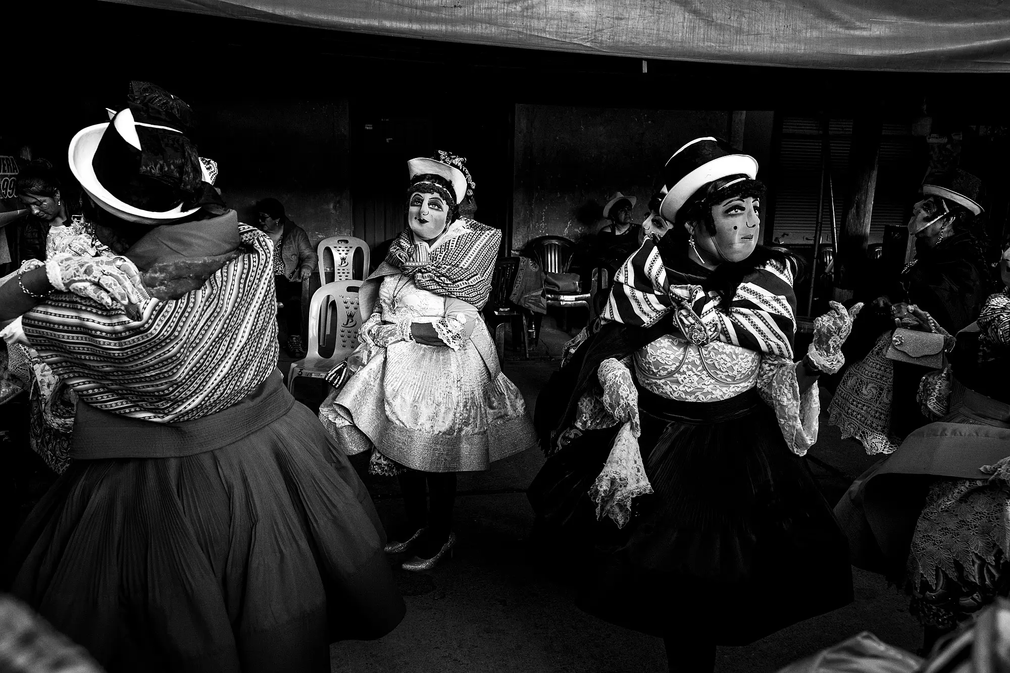 Tunanteras de Jauja despues de bailar en la plaza de Yauyos